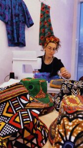 Lavorazione artigianale NYAHB con tessuti africani