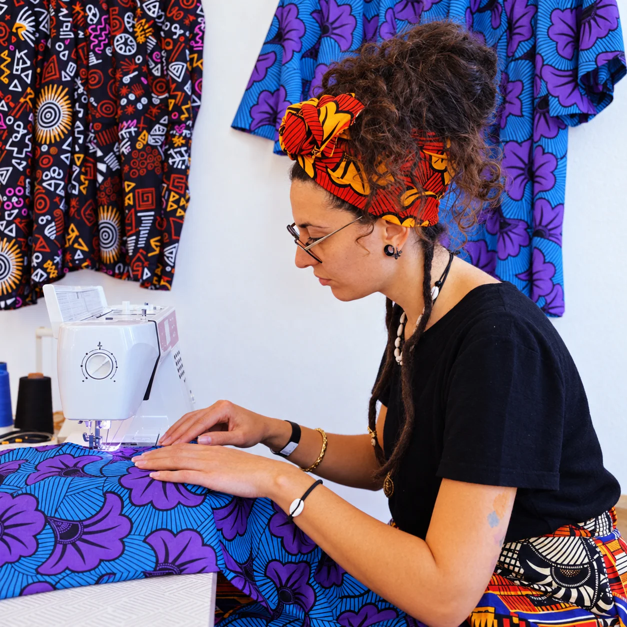 Artigiana NYAHB durante la creazione di un kimono in tessuto wax viola